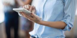 Frau mit Tablet in der Hand