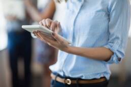 Frau mit Tablet in der Hand