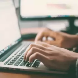 Arbeiten am Laptop, digitale Geschäfts Prozesse